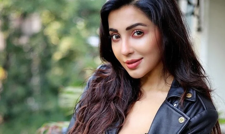 ஸ்டலிஷ் லுக்கில் தூக்கலான கவர்ச்சி காட்டிய பார்வதி நாயர் - போட்டோ கேலரி!