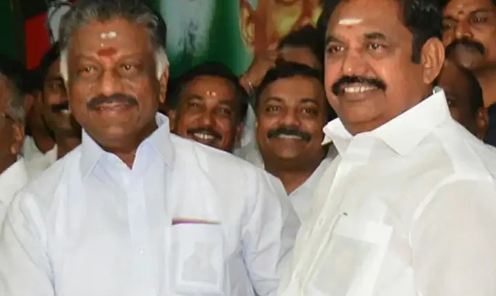 கட்சிக்குள்ளே கலவரம்... இரு அணிகளாக பிரிந்து கோஷம் போடும் இபிஎஸ், ஓபிஎஸ் ஆதரவாளர்கள்!