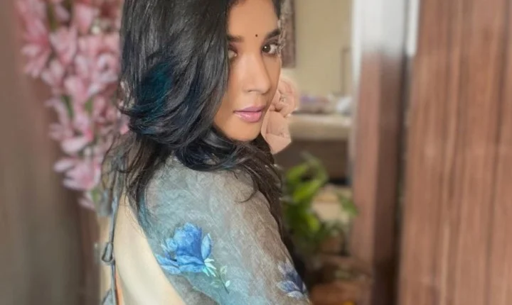 நழுவி விழுந்த புடவை....கண்டுக்கொள்ளமால் பின்னழகை காட்டிய சாக்ஷி!