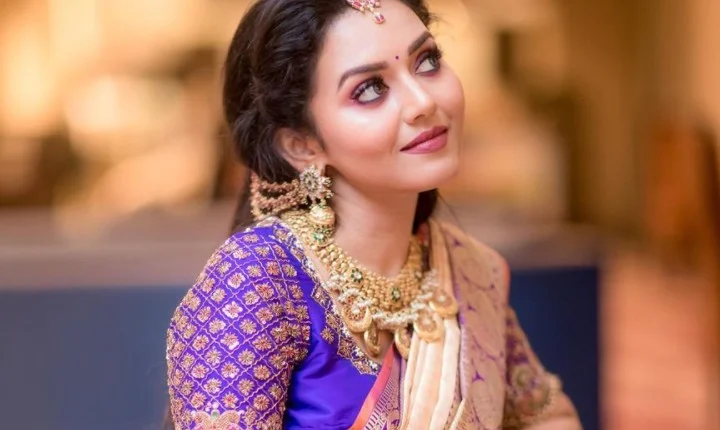 கியூட் டால்.... கசங்காத மடிப்பு - சேலையில் சுண்டி இழுக்கும் வித்யா!