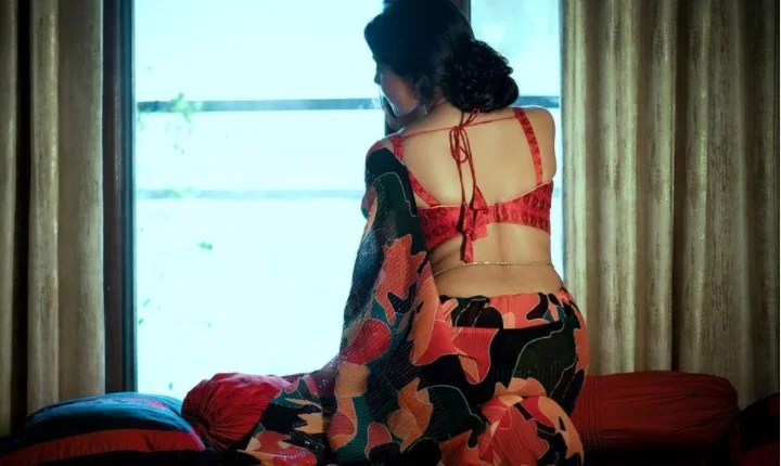 சேலை சிண்ட்ரல்லா... செம Structure'யை காட்டிய சாக்ஷி!