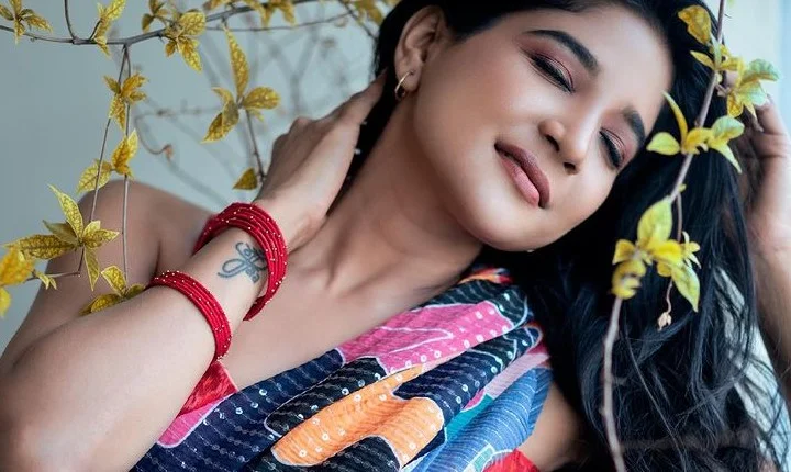 சேலை சிண்ட்ரல்லா... செம Structure'யை காட்டிய சாக்ஷி!