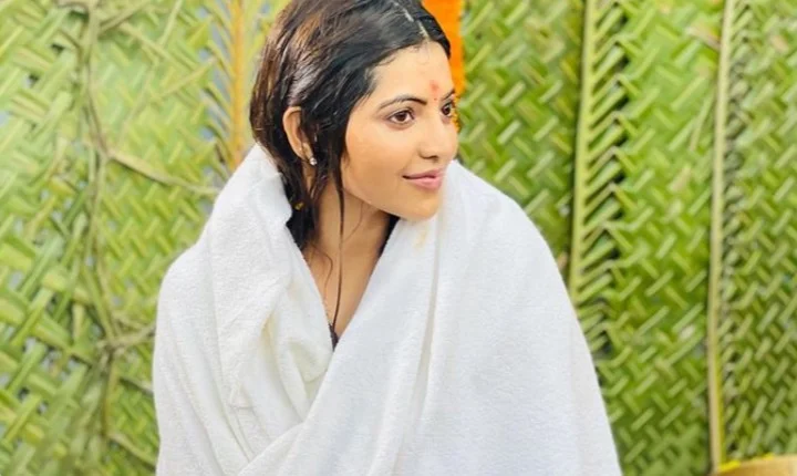 அதுல்யாவை சைட் அடிக்கும் வயசு பசங்க - முருங்கைக்காய் சிப்ஸ் ஸ்டில்ஸ்!