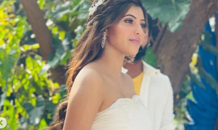 அதுல்யாவை சைட் அடிக்கும் வயசு பசங்க - முருங்கைக்காய் சிப்ஸ் ஸ்டில்ஸ்!