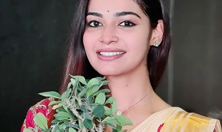 என்ன பொண்ணுடா...  இன்னைக்கு கூடவா இப்படி ரசிப்பீங்க? ஹேப்பி பர்த்டே தர்ஷா குப்தா!