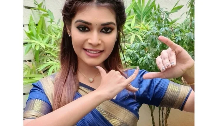 என்ன பொண்ணுடா...  இன்னைக்கு கூடவா இப்படி ரசிப்பீங்க? ஹேப்பி பர்த்டே தர்ஷா குப்தா!