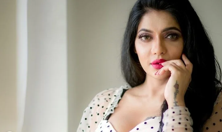 கவர்ச்சி நடிகை ரேஷ்மாவின் லேட்டஸ்ட் போட்டோஸ்!