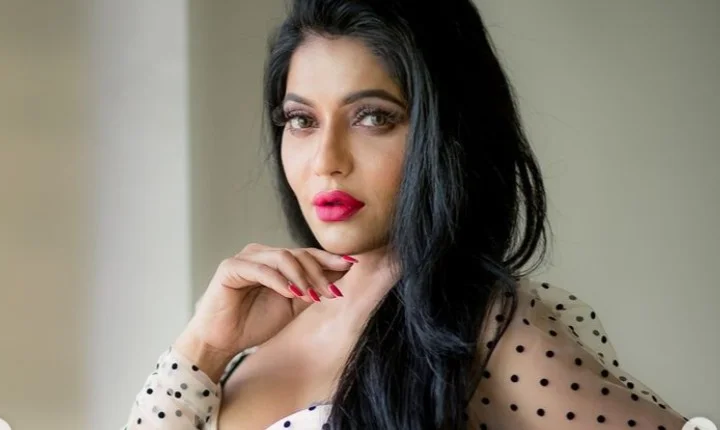 கவர்ச்சி நடிகை ரேஷ்மாவின் லேட்டஸ்ட் போட்டோஸ்!