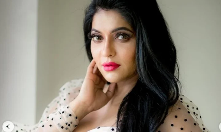 கவர்ச்சி நடிகை ரேஷ்மாவின் லேட்டஸ்ட் போட்டோஸ்!