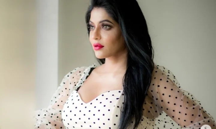 கவர்ச்சி நடிகை ரேஷ்மாவின் லேட்டஸ்ட் போட்டோஸ்!