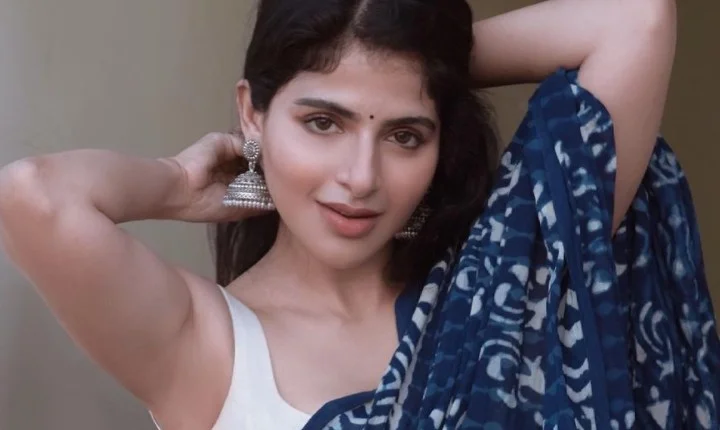 ஸ்லீவ்லெஸ் சேலையில் செம அழகு... ஐஸ்வர்யா மேனன் கார்ஜியஸ் பிக்ஸ்!