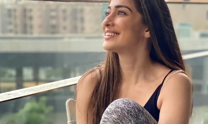 மயக்குறியே மயிலு.... மாடர்ன் உடையில் லைக்ஸ் அள்ளும் ராய் லட்சுமி!