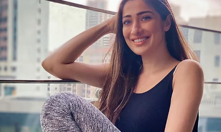 மயக்குறியே மயிலு.... மாடர்ன் உடையில் லைக்ஸ் அள்ளும் ராய் லட்சுமி!