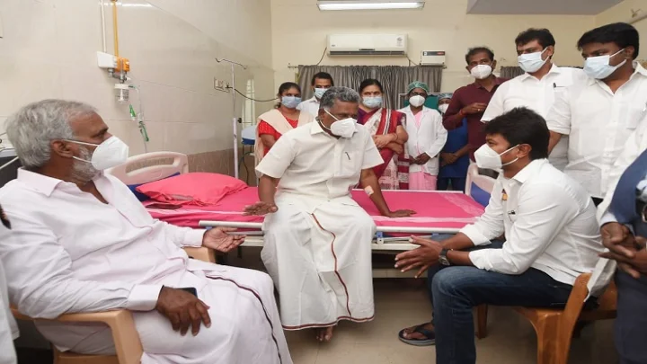 இரா.முத்தரசன் மருத்துவமனையில் அனுமதி: நேரில் சென்று நலம் விசாரித்த உதயநிதி!