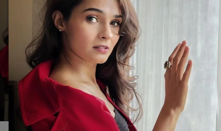 ராயல் லுக்கில் ஆண்ட்ரியா - சூப்பர் மாடர்ன் க்ளிக்ஸ்!