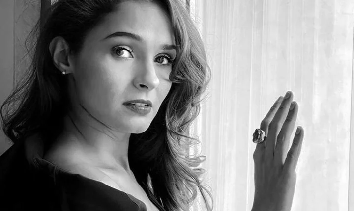 ராயல் லுக்கில் ஆண்ட்ரியா - சூப்பர் மாடர்ன் க்ளிக்ஸ்!