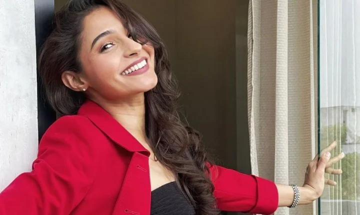 ராயல் லுக்கில் ஆண்ட்ரியா - சூப்பர் மாடர்ன் க்ளிக்ஸ்!