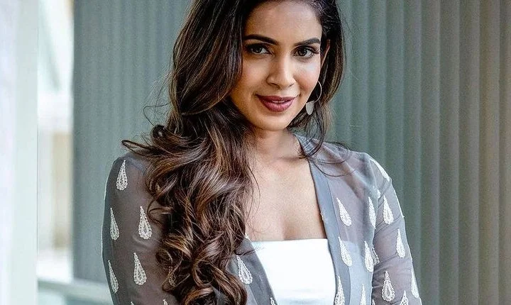 பிக்பாஸ் சம்யுக்தாவின் மாடர்ன் கலெக்ஷன்ஸ்!