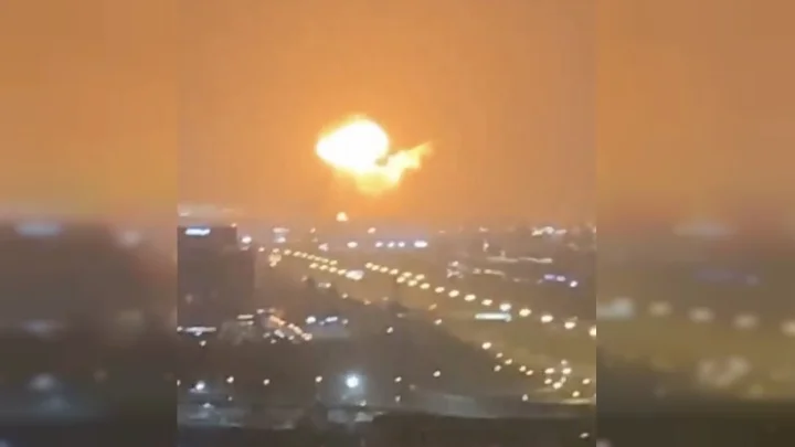 துபாய் துறைமுகத்தில் வெடித்து சிதறிய கண்டெய்னர் கப்பல்! – ஷாக்கிங் வீடியோ!