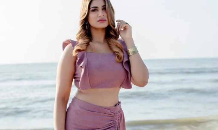 கடல் குதிரையாக கவர்ச்சி போட்டோ ஷூட் நடத்திய ஷிவானி!