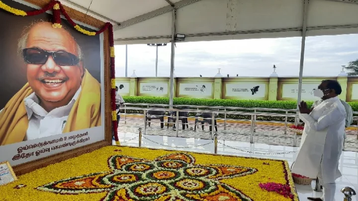 கலைஞர் நினைவிடத்தில் வைரமுத்து மரியாதை!