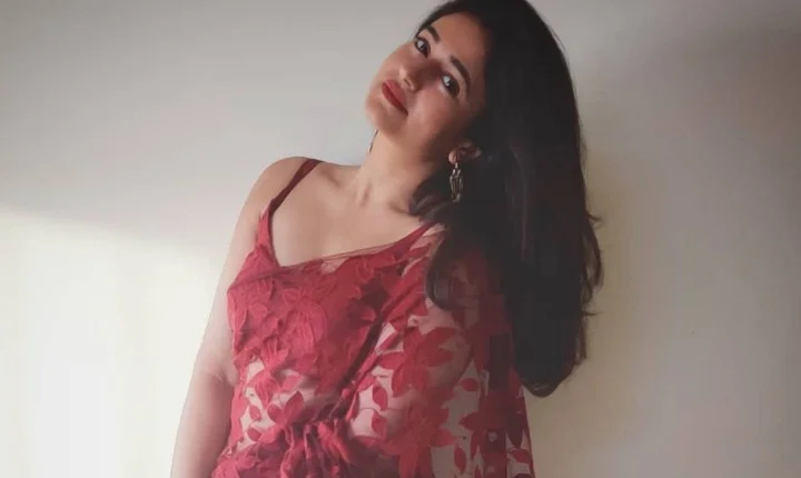 கேப் இல்லாமல் கிளாமர் காட்டும் பூனம் பாஜ்வா!