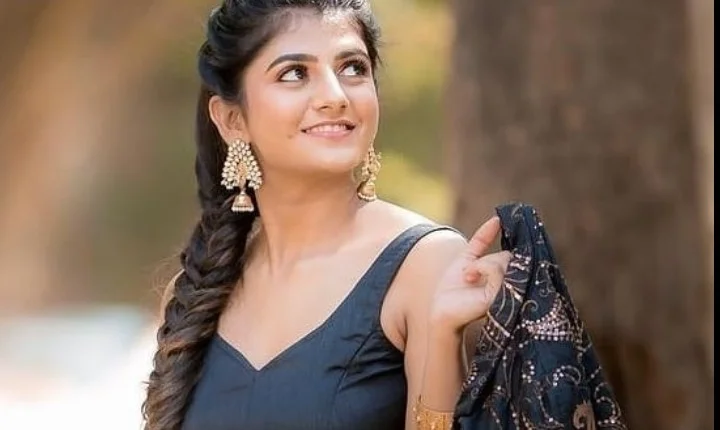 செமி கிளாமரில் செமயா இருக்கும் கேபிரில்லா!