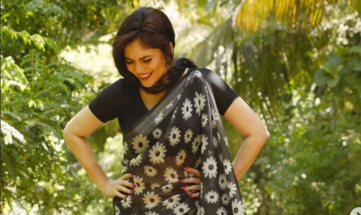 இஞ்சி இடுப்பழகி... கருப்பு புடவையில் கலர் இடுப்பு காட்டிய ஷெரின்!