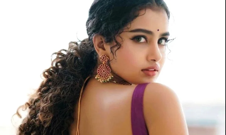 ஸ்லீவ்லெஸ் சேலையில் செம அழகு... அனுபமாவின் அழகிய போட்டோஸ்!
