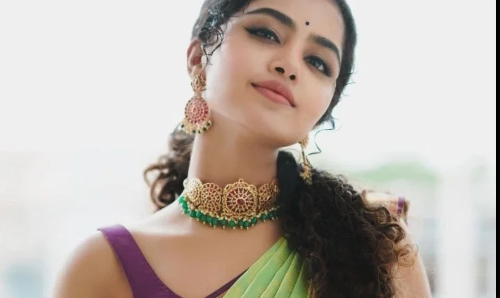 ஸ்லீவ்லெஸ் சேலையில் செம அழகு... அனுபமாவின் அழகிய போட்டோஸ்!