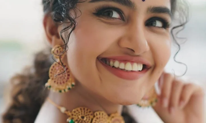 ஸ்லீவ்லெஸ் சேலையில் செம அழகு... அனுபமாவின் அழகிய போட்டோஸ்!