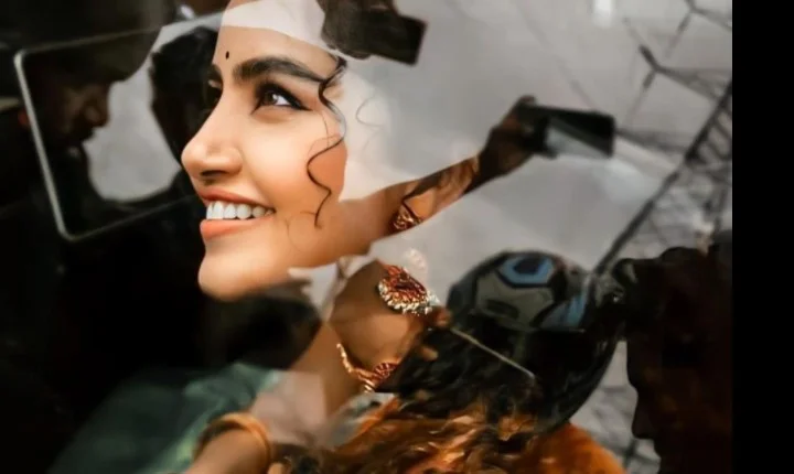 ஸ்லீவ்லெஸ் சேலையில் செம அழகு... அனுபமாவின் அழகிய போட்டோஸ்!