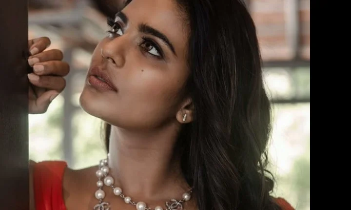 பியூட்டி குயின்... ஐஸ்வர்யா ராஜேஷின்  அசத்தலான போட்டோஸ்!