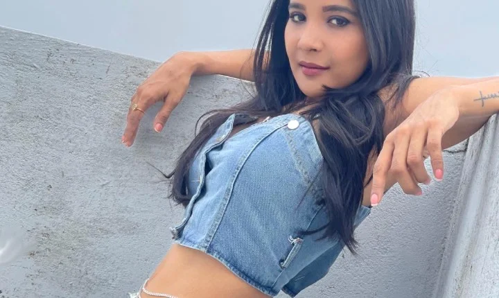 படுக்கையறையில் பலே போஸ் கொடுத்த சாக்ஷி அகர்வால்!