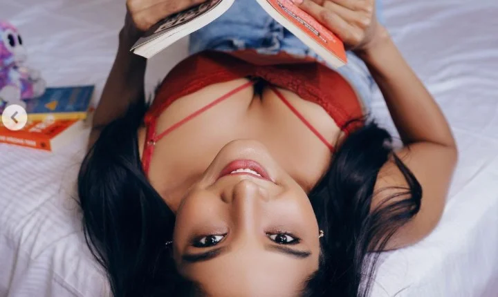 படுக்கையறையில் பலே போஸ் கொடுத்த சாக்ஷி அகர்வால்!