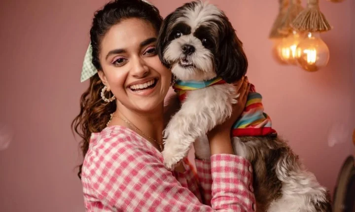 நாய்குட்டியுடன் கியூட்டா போஸ் கொடுத்த கீர்த்தி சுரேஷ்!