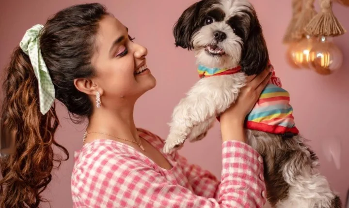 நாய்குட்டியுடன் கியூட்டா போஸ் கொடுத்த கீர்த்தி சுரேஷ்!