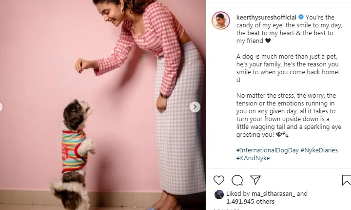 நாய்குட்டியுடன் கியூட்டா போஸ் கொடுத்த கீர்த்தி சுரேஷ்!