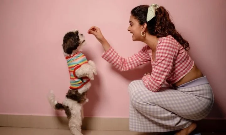 நாய்குட்டியுடன் கியூட்டா போஸ் கொடுத்த கீர்த்தி சுரேஷ்!