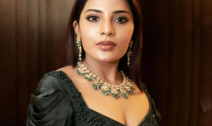 கருப்பு உடையில் கலக்கலா போஸ் கொடுத்த ஆத்மிகா!