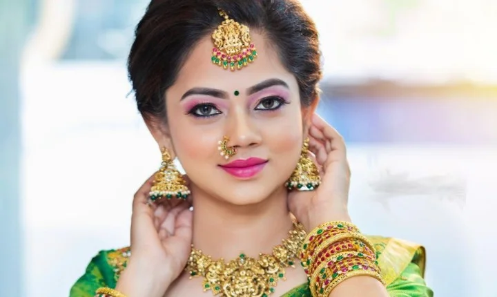 பசங்க கண்ணு ஃபுல்லா உன் மேலே தான் இருக்கு - அழகுல அசரடிக்கும் அனிதா!