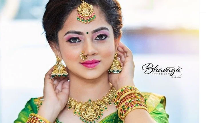 பசங்க கண்ணு ஃபுல்லா உன் மேலே தான் இருக்கு - அழகுல அசரடிக்கும் அனிதா!