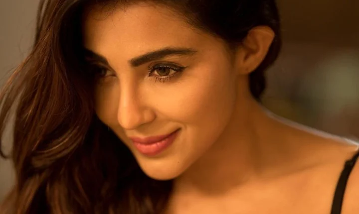 கருப்பு உடையில் தங்க மேனி - சொக்கி இழுத்த பார்வதி நாயர்!