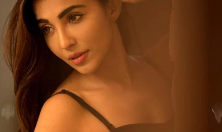 கருப்பு உடையில் தங்க மேனி - சொக்கி இழுத்த பார்வதி நாயர்!