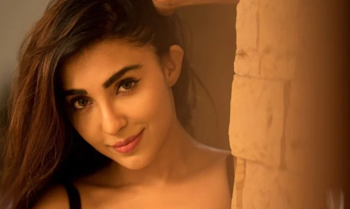 கருப்பு உடையில் தங்க மேனி - சொக்கி இழுத்த பார்வதி நாயர்!