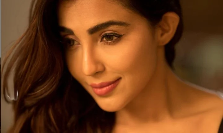 கருப்பு உடையில் தங்க மேனி - சொக்கி இழுத்த பார்வதி நாயர்!