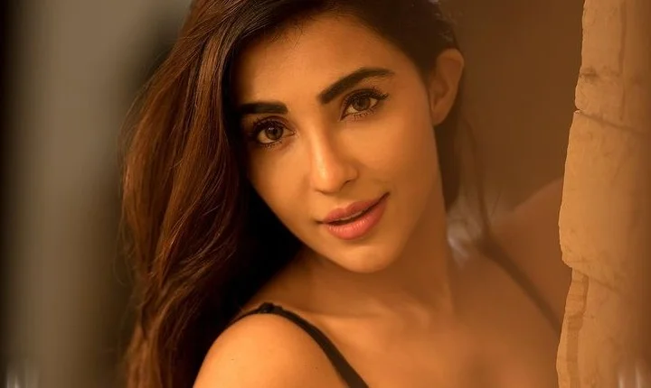 கருப்பு உடையில் தங்க மேனி - சொக்கி இழுத்த பார்வதி நாயர்!