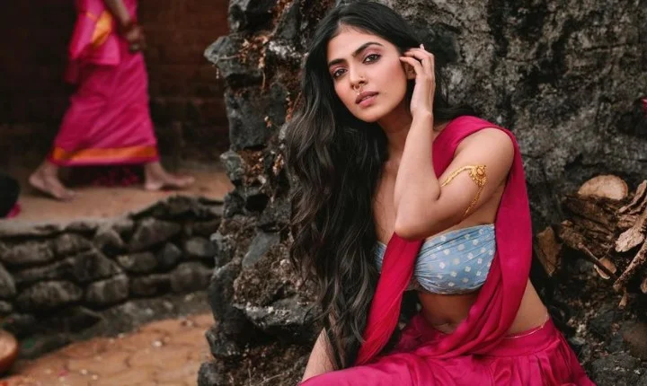 கதிகலங்குது இணையத்தளம்: கவர்ச்சி வலையில் வீழ்த்திய மாளவிகா மோகனன்!