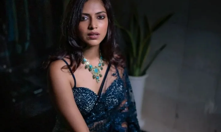 ட்ரான்ஸ்பிரன்ட் சேலையில் டக்கரான கவர்ச்சி - அமலா பால் லேட்டஸ்ட் போட்டோஸ்!