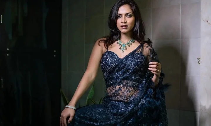 ட்ரான்ஸ்பிரன்ட் சேலையில் டக்கரான கவர்ச்சி - அமலா பால் லேட்டஸ்ட் போட்டோஸ்!